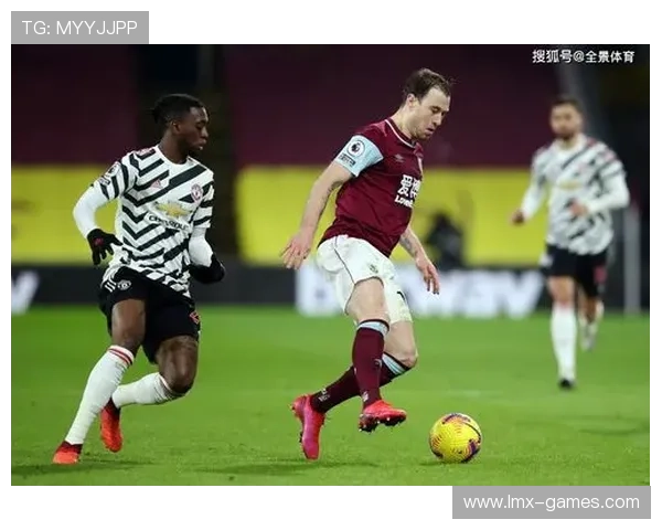 马奎尔战术适配性引热议：专家分析其在不同阵型中的关键作用